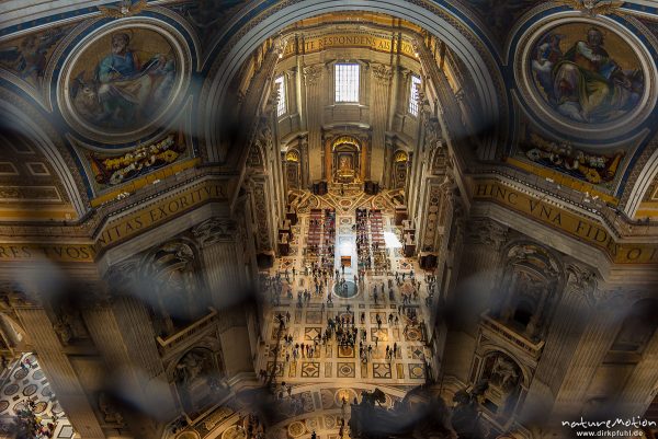 Petersdom, Blick aus der Kuppel in den Innenraum, Rom, Italien