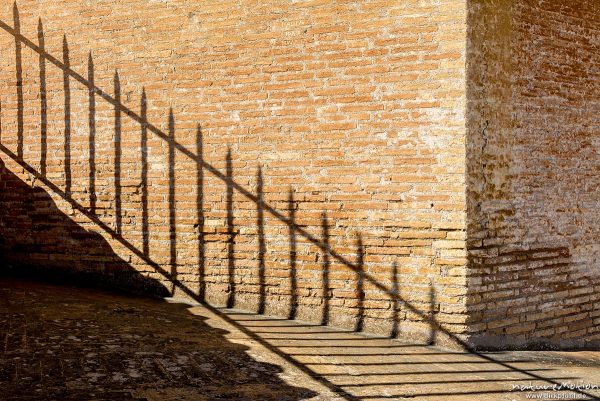 Schatten eines Zauns auf Backsteinmauer, Dach des Petersdom, Rom, Italien