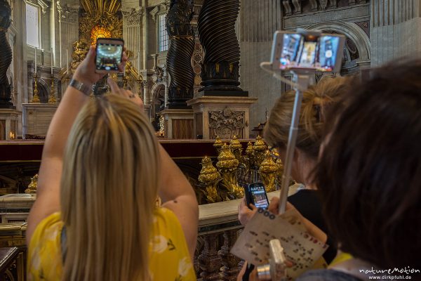 fotografierende Besucher, Petersdom, Innenraum, Besucher, Rom, Italien