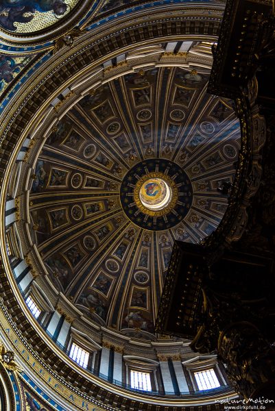 Kuppel mit Lichtstrahlen, Petersdom, Innenraum, Besucher, Rom, Italien