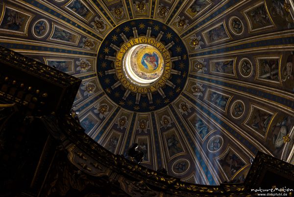 Kuppel mit Lichtstrahlen, Petersdom, Innenraum, Besucher, Rom, Italien