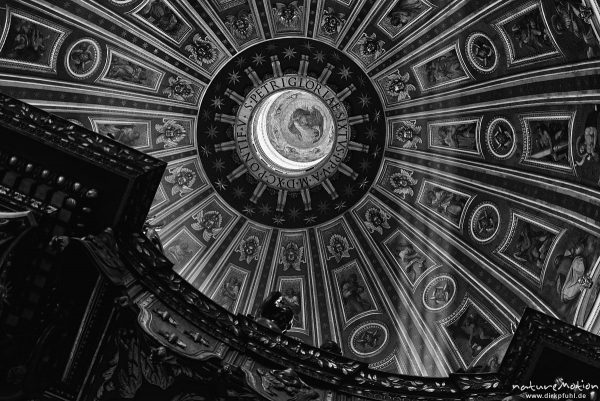 Kuppel mit Lichtstrahlen, Petersdom, Innenraum, Rom, Italien