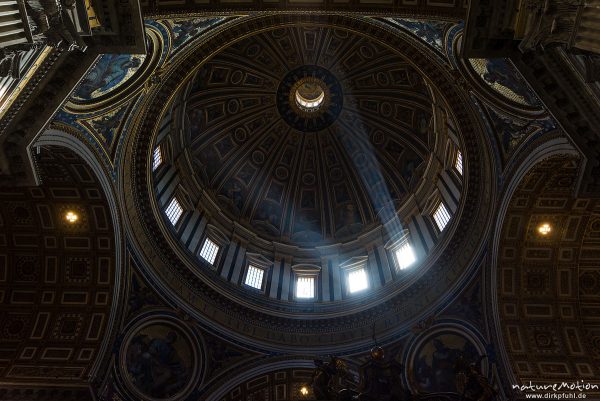 Kuppel mit Lichtstrahlen, Petersdom, Innenraum, Besucher, Rom, Italien