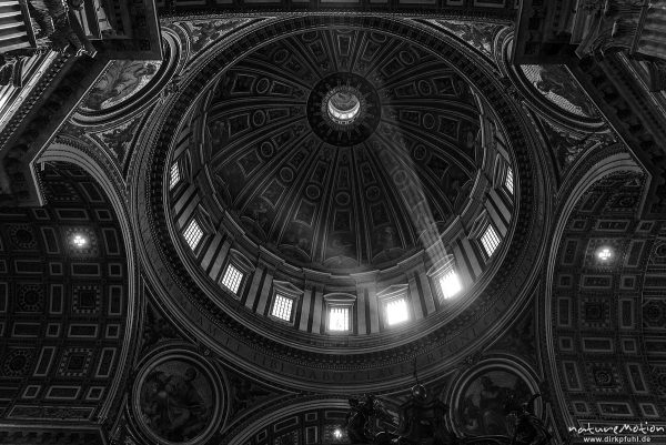 Kuppel mit Lichtstrahlen, Petersdom, Innenraum, Rom, Italien