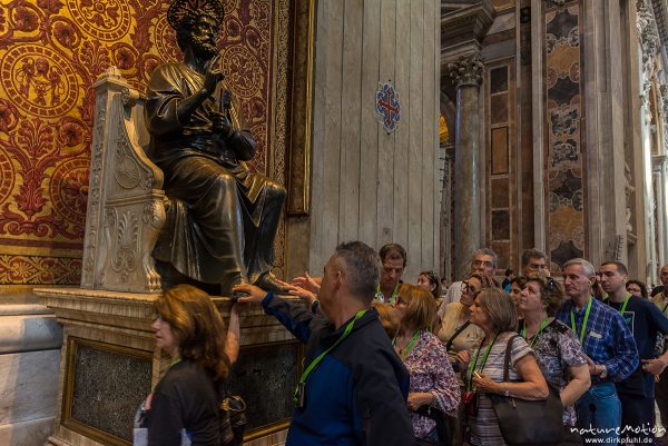 Besucher berühren Fuß der Bronzestatue des Heiligen Petrus, Petersdom, Innenraum, Besucher, Rom, Italien