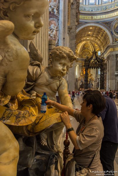 Besucher füllen sich Weihwasser in Gefäße zum mitnehmen, Petersdom, Innenraum, Besucher, Rom, Italien