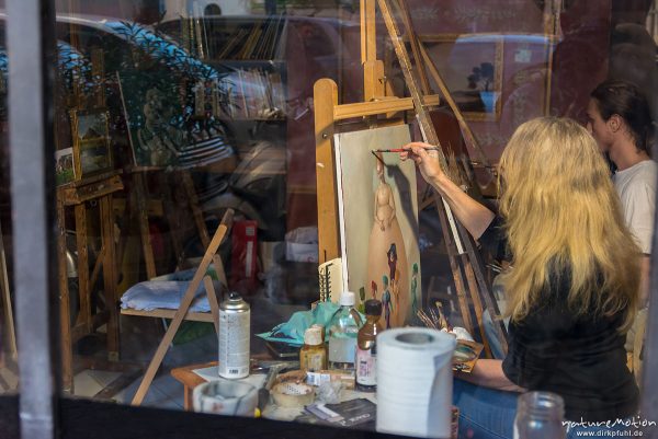 Kunstmalerin bei der Arbeit in ihrem Atelier, Schaufenster, Rom, Italien