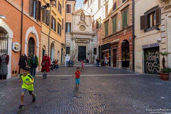 spielende Kinder, Platz vor Kirche Santa Barbara die Librai, Rom, Italien