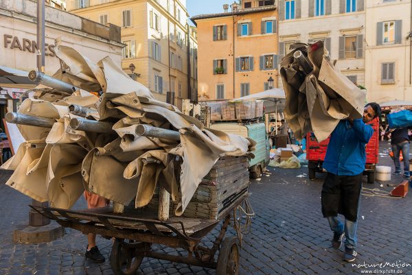 Marktplatz Campo de Fiori, Abbau der Marktstände, Rom, Italien