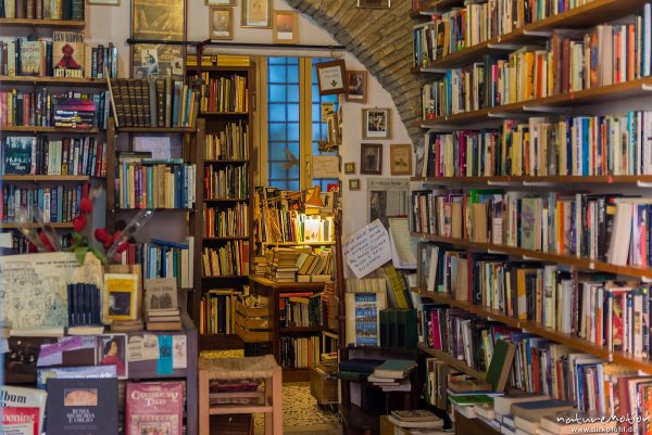 Buchladen, Strassen und Häuserzeilen im Viertel Trastevere, Rom, Italien