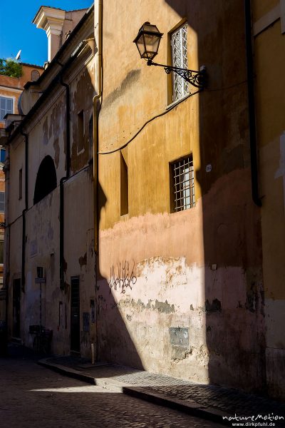 Strassen und Häuserzeilen im Viertel Trastevere, Rom, Italien
