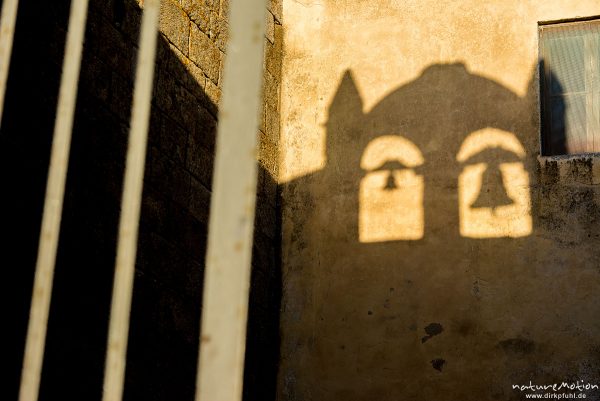 Schatten von Kirchenglocken auf Mauer, San Piero, Elba, Italien