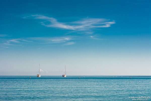 zwei Segelboote auf blauem Meer, Bucht von Fetovaia, Elba, Italien