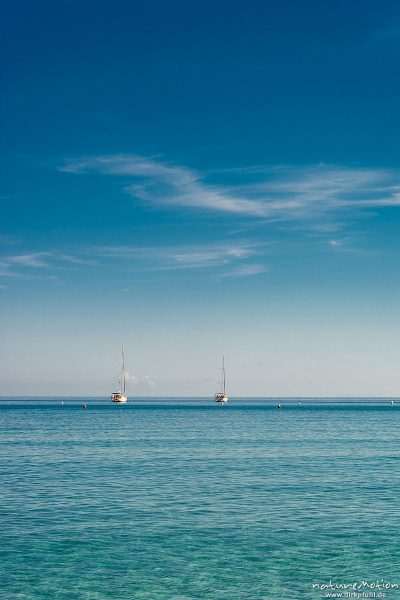 zwei Segelboote auf blauem Meer, Bucht von Fetovaia, Elba, Italien