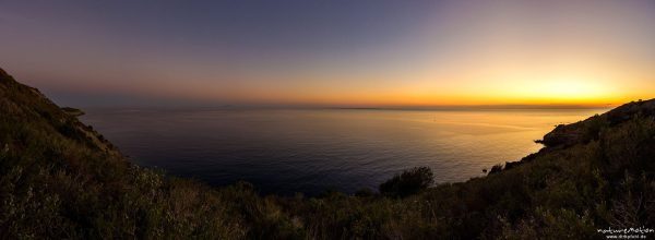 Sonnenuntergang an der Küste bei Fetovaia, im Westen Silhouette von Korsika, Elba, Italien