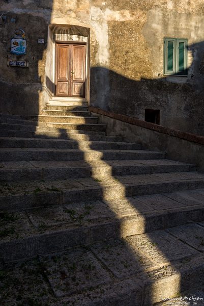 Treppe mit Lichtspiel, Gasse, Bergdorf, Marciana, Elba, Italien