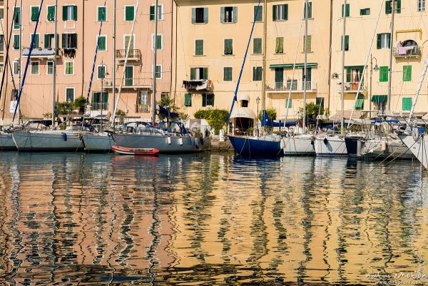 Segelboote, Hafen von Portoferraio, Spiegelungen, Elba, Italien