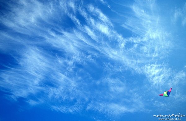 Lenkdrachen an blauem Himmel, Cirruswolken, Ragueness Plage, Bretagne, Frankreich