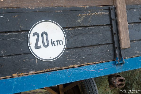 Geschwindigkeitsschild 20 km, Schild weist auf Höchstgeschwindigkeit des Fahrzeugs hin, Göttingen, Deutschland