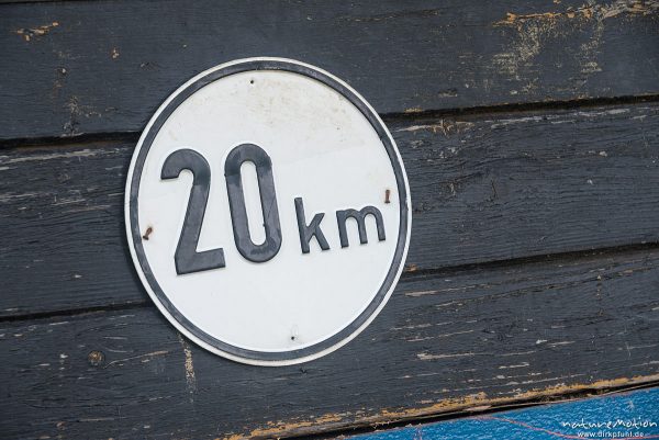 Geschwindigkeitsschild 20 km, Schild weist auf Höchstgeschwindigkeit des Fahrzeugs hin, Göttingen, Deutschland