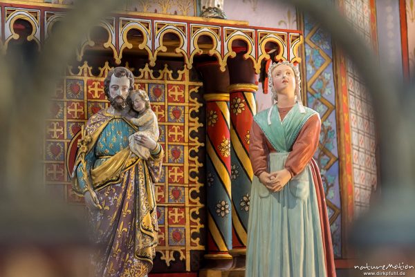 hölzerne Statuen von Joseph und Maria, Chapelle Saint Saturnin, Bédouès, Innenraum mit farbigen Wand, Florac, Frankreich