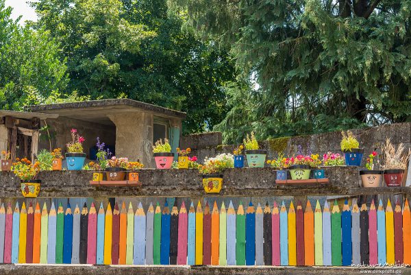 bunt bemalter Zaun, Kindergarten, Florac, Frankreich