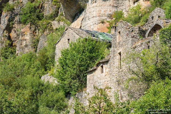Aussichtsfelsen Capluc, in den Fels gebaute Häuser, Le Rozier, Frankreich