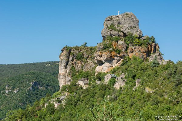 Aussichtsfelsen Capluc, in den Fels gebaute Häuser, Le Rozier, Frankreich