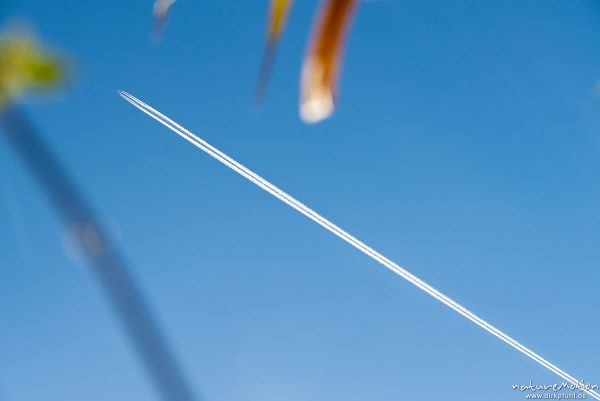 Flugzeug zieht Kondensstreifen über blauen Himmel, Göttingen, Deutschland