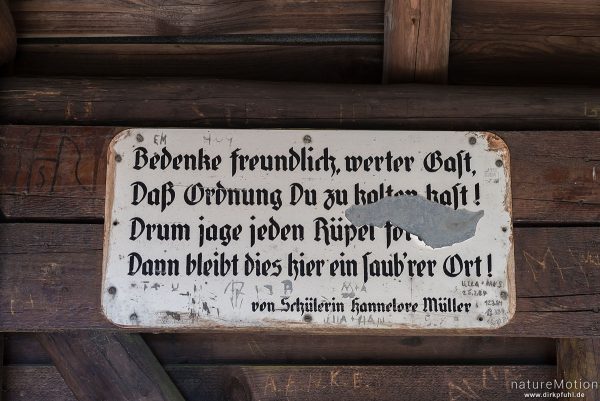 Gedicht als Aufforderung den Rastplatz sauber zu halten, Schutzhütte am Ravensberg, Bad Sachsa, Deutschland