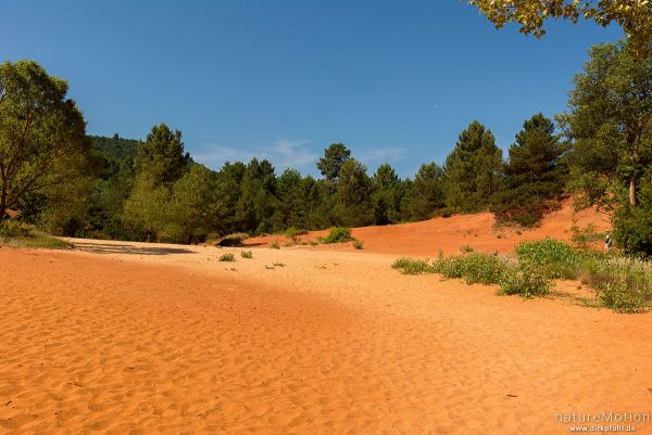 Ockersteinbrüche mit verschieden farbigem Gestein, Rustrel - Provence, Frankreich