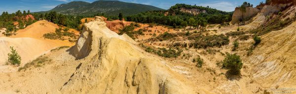 Ockersteinbrüche mit verschieden farbigem Gestein, Rustrel - Provence, Frankreich