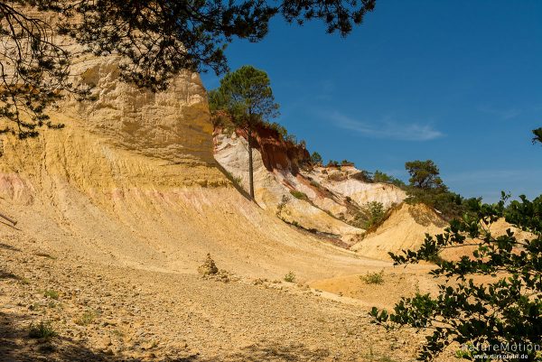 Ockersteinbrüche mit verschieden farbigem Gestein, Rustrel - Provence, Frankreich