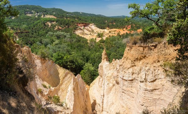 Ockersteinbrüche mit verschieden farbigem Gestein, Rustrel - Provence, Frankreich