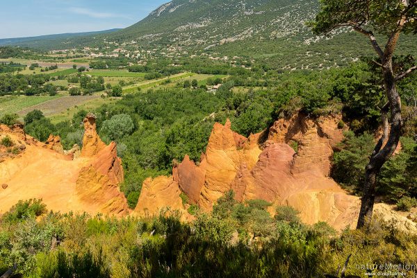 Feenkamine, Ockersteinbrüche mit verschieden farbigem Gestein, Rustrel - Provence, Frankreich