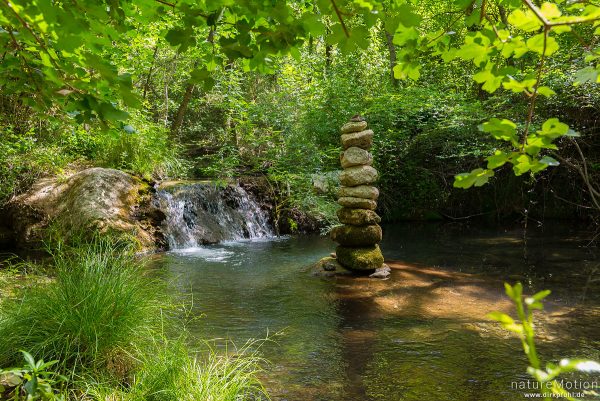 Bachlauf, Steinmännchen, Tal des Aigue Brun, Bonnieux - Provence, Frankreich