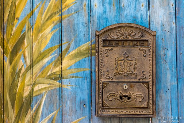 gusseiserner Briefkasten an bemalter Holzfassade, Roussillon - Provence, Frankreich