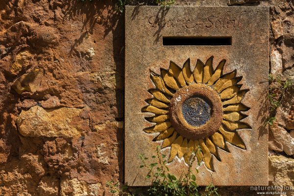 steinerner Briefkasten mit gravierter Sonnenblume, Roussillon - Provence, Frankreich