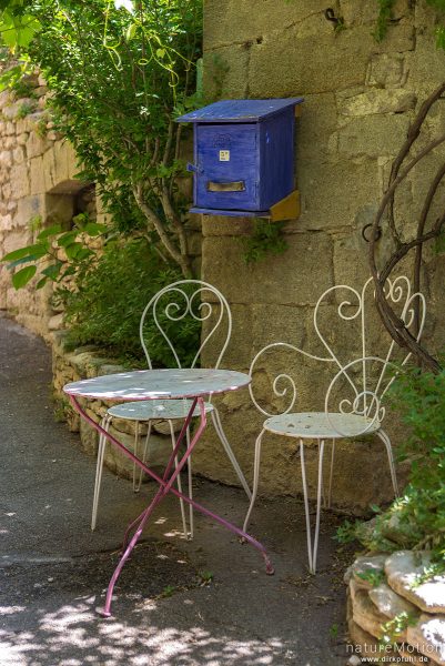 zwei Stühle mit Tisch, Briefkasten, Saignon - Provence, Frankreich