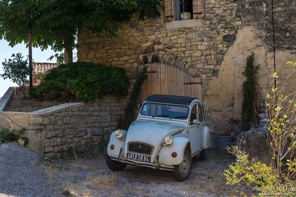 "Ente" Citroen 2CV Oldtimer, Saignon - Provence, Frankreich