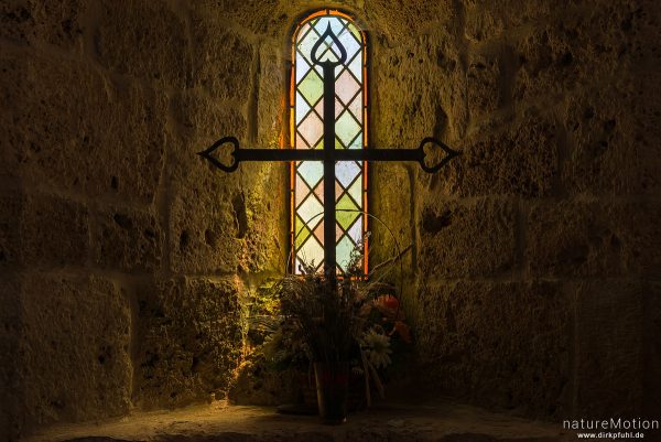 Kreuz vor Kirchfenster, Kirche und Friedhof von Hures, Causees Mejean, Florac, Frankreich