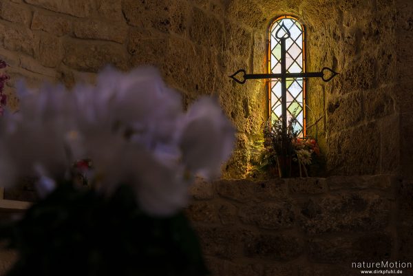 Kreuz vor Kirchfenster, Kirche und Friedhof von Hures, Causees Mejean, Florac, Frankreich