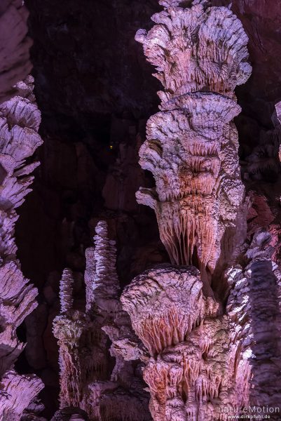 Stalagtiten und Stalagmiten in der Tropfsteinhöhle Aven Amand, Florac, Frankreich