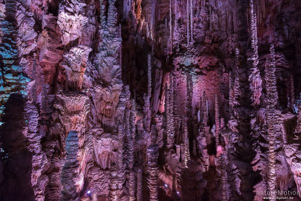 Stalagtiten und Stalagmiten in der Tropfsteinhöhle Aven Amand, Florac, Frankreich