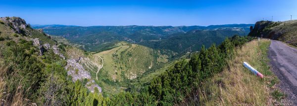 Blick von der Cuasses Mejean auf das Tal des Tarnon bei Vebron, Florac, Frankreich