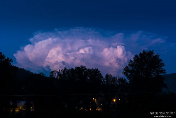 Gewitterwolke mit Blitz, Florac, Frankreich