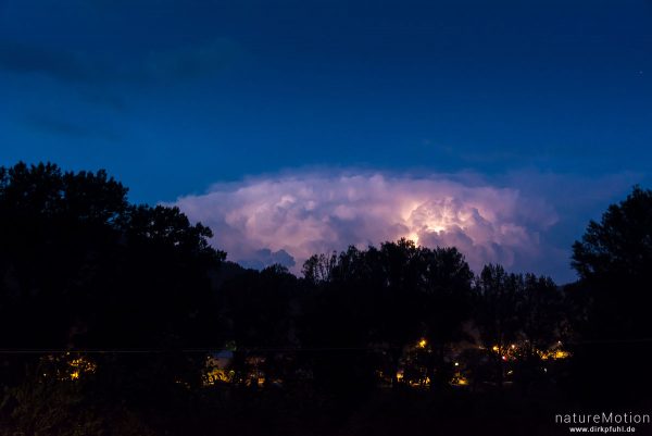 Gewitterwolke mit Blitz, Florac, Frankreich