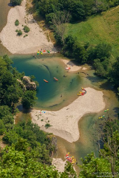 Kayaks auf dem Tarn, Blick vom Roc de Serne, La Malene, Frankreich