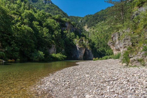 Flusslauf und Kiesbank, Gorges du Tarn, La Malene, Frankreich
