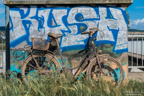 altes Fahrrad, schlammbedeckt und verrostet, wurde aus Becken eines Stauwehr geholt und abgestellt, Flütewehr, Göttingen, Deutschland